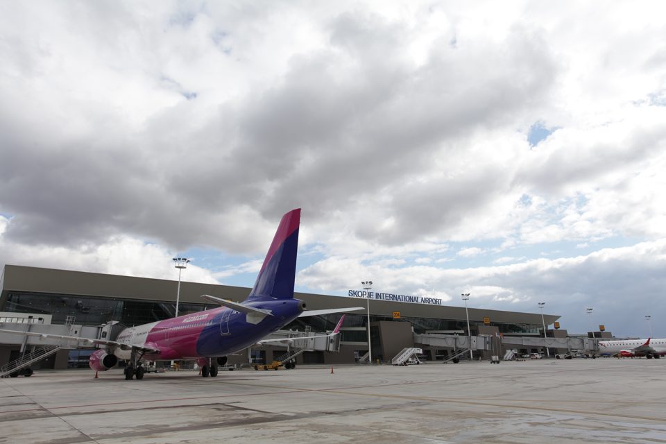 СЕФТЕ ЛЕТ НА НОВАТА АВИОЛИНИЈА: На аеродромот во Скопје денеска промоција на првиот лет на авионот на Визер до Прага