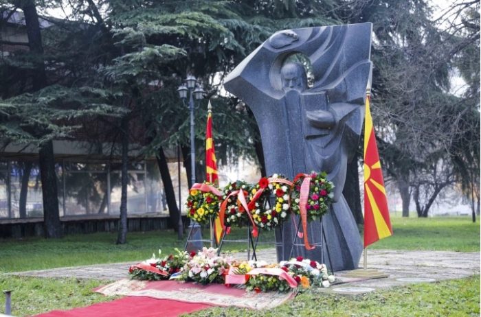 ЧЕСТВУВАЊЕ НА ПРАЗНИКОТ: Венци цвеќе пред споменикот и доделување на наградата „Св. Климент Охридски“ на годинашните добитници