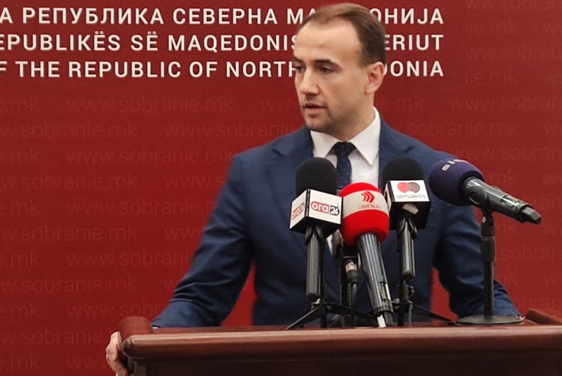 ЛИЦЕМЕРИЕТО НА СДСМ: Избегаа од Собранието и темата за наводните мигранти, од која устата пена им фати, а резолуција не ни поднеле