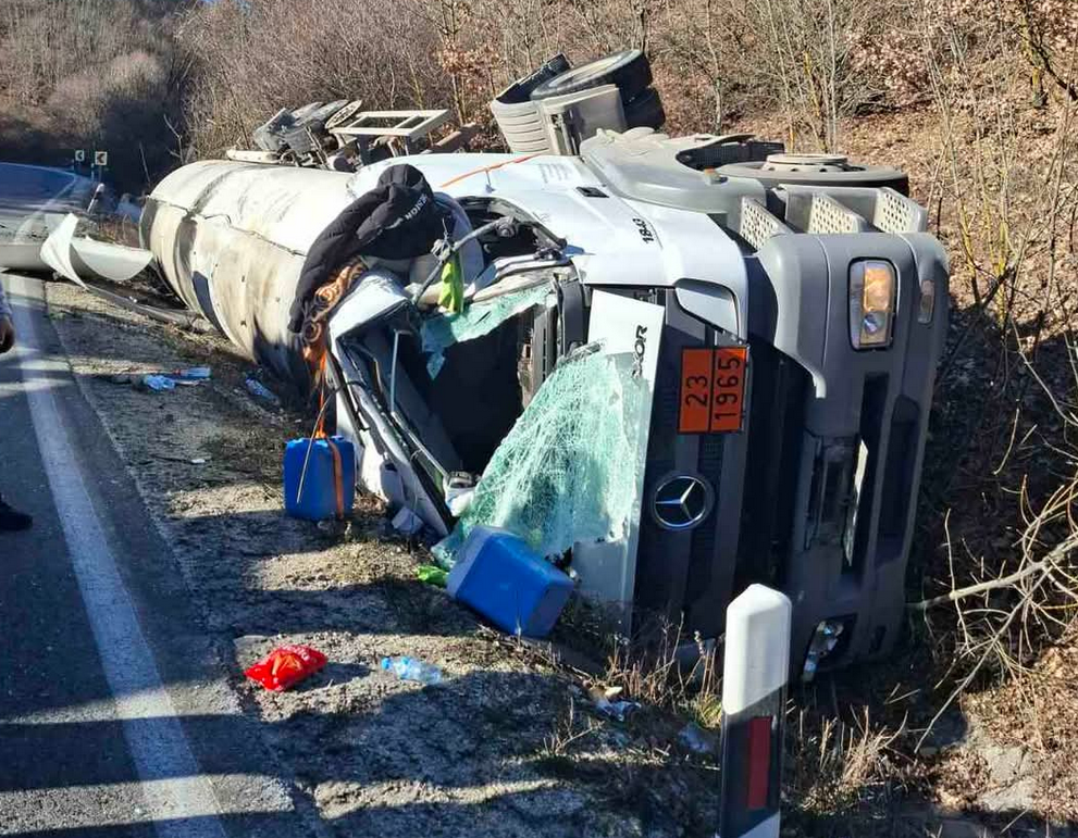 Повеќе од 24 часа во целосен прекин сообраќајот Струга – граничен премин „Ќафасан“