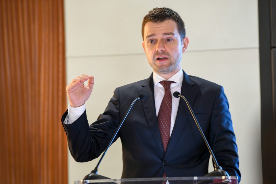 МУЦУНСКИ ЗА „МИГРАНТИТЕ НА СДСМ“: Да бидам кристално јасен – оваа Влада ниту водела, ниту ќе води политика за прифаќање мигранти