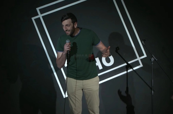 (видео) КУМАНОВЕЦ ШАМПИОН ВО ЛОНДОН: Во конкуренција на 700 комичари Илиќ избран за најдобар стенд-ап комичар во Велика Британија