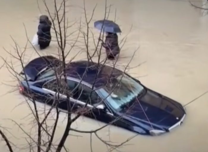 ПОПЛАВА ВО АЛБАНИЈА: Околу 800 домови се поплавени во Драч, евакуирани 180 луѓе, свикан комитетот за вонредни ситуации