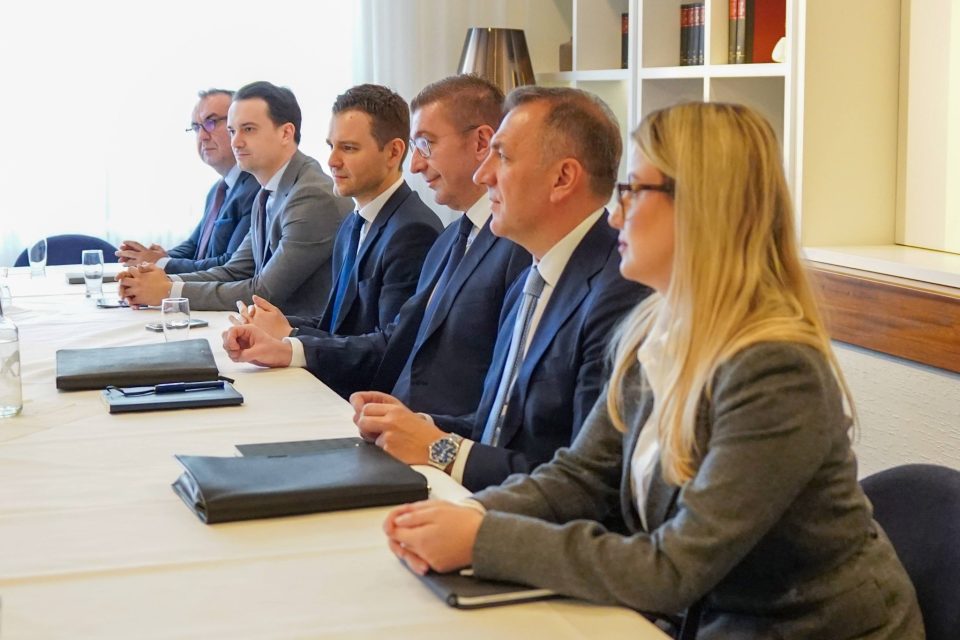 МИЦКОСКИ ЗА ЛАГИТЕ НА СДС: Не бев статист во Давос или по ходници да барам селфи, туку активен учесник со говори проследени со аплауз