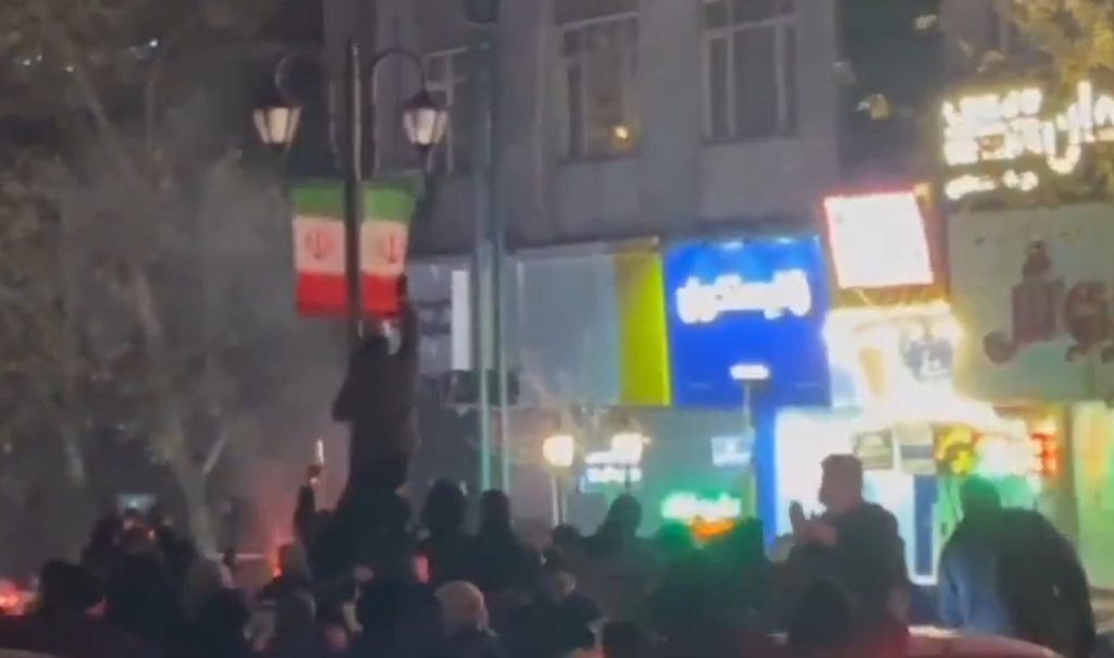 НЕМИРИ ВО ИРАН: Масовни антивладини протести во Техеран, има загинати и демонстранти и припадници на безбедносните сили