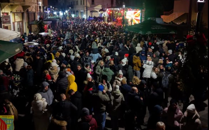 ЗА ПРВ ПАТ ВО КИЧЕВО: Граѓаните сплотени со забава ја дочекаа Новата година (ФОТО)