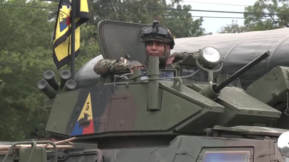 Колумбија распореди тенкови и војници на границата со Венецуела стравувајќи од масовни миграции по воената акција на САД