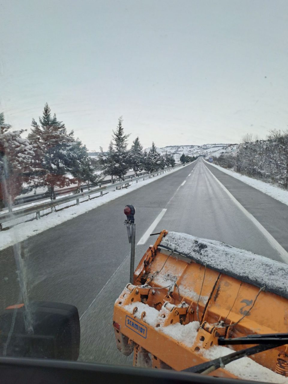 СНЕГ ВО МАКЕДОНИЈА: Сите патни правци се проодни, екипите на Македонија пат со механизација ги расчистуваат патиштата