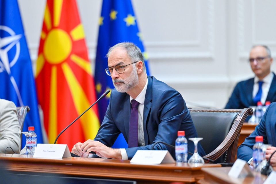 СТОИЉКОВИЌ: Во МОЗ од 2.250 работници 97 отсто се Албанци и веќе нема играње фудбал по канцеларии или спиење на работните места