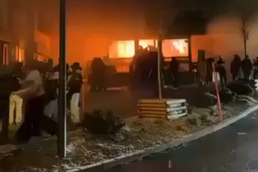 ТРАГИЧЕН ПОЖАР ВО ШВАЈЦАРИЈА: Најмалку 40 лица загинаа во огнот во бар во алпски скијачки центар на прославата на Новата година