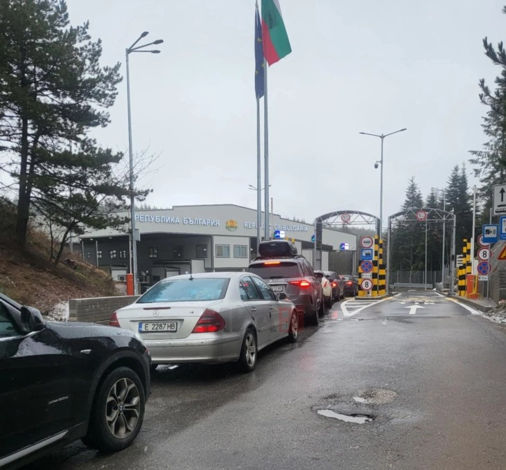 Колона од возила на граничниот премин кај Делчево поради електронско внесување на податоци за патници без ЕУ пасоши