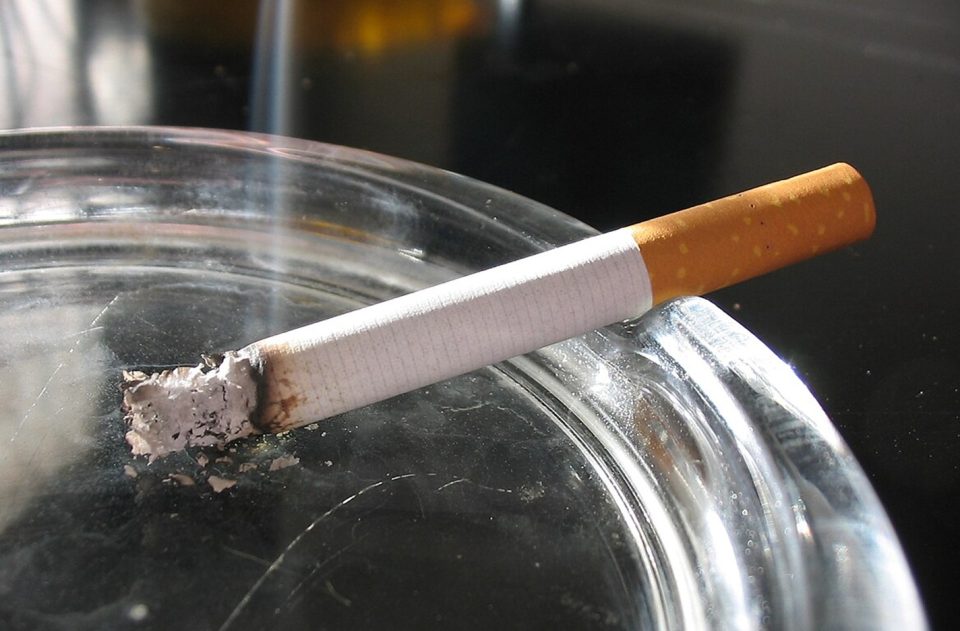 РАДИКАЛЕН ПРЕСВРТ: Нов закон за забрана за пушење во Македонија – нема цигари во ресторани, кафулиња, автомобили…