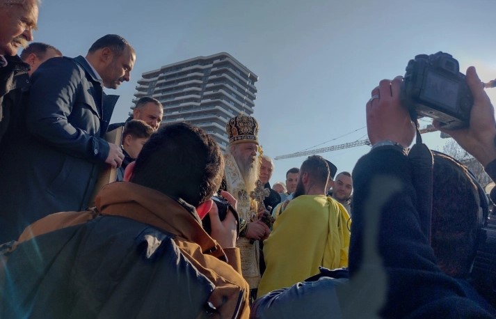 ВОДИЦИ ВО СКОПЈЕ: Меѓу 160 верници Дарко Митровиќ го фати крстот од водите на Вардар што го положи архиепископот г.г. Стефан