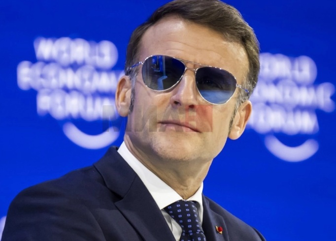 МАКРОН СО ОЧИЛА ЗА СОНЦЕ: Вниманието во салата во Давос го привлече со остра критика кон Трамп и со пилотски очила додека говореше