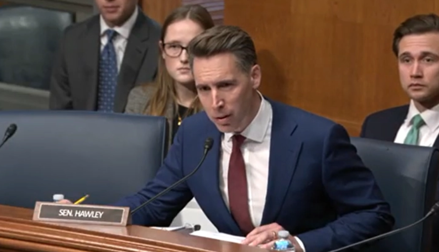 СОСЛУШУВАЊЕ ВО СЕНАТОТ: Дали мажите можат да забременат? Лекарка 11 пати одбива да му одговори на сенаторот Хаули