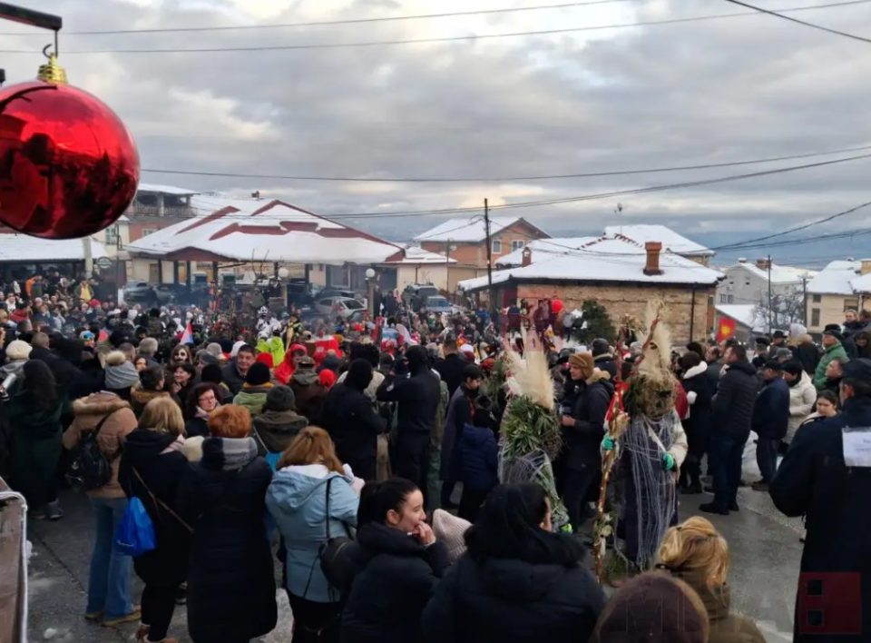 (фото галерија) ТРАДИЦИЈА КОЈА ТРАЕ 15 ВЕКА: Со традиционалното дефиле под маски денеска и официјално започна Вевчанскиот карневал