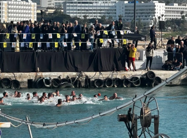 ПОЛИЦИЈА ТРАГА ПО КРСТОТ ОД ВОДИЦИ НА КИПАР: Во Лимасол лицето кое го фатило крстот побегнало, полицијата со потера за кражба