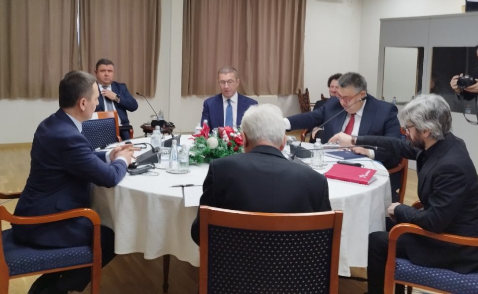ПОЧНА ЛИДЕРСКАТА СРЕДБА: На маса со Мицкоски коалициските партнери, Ахмети и Апасиев и празното столче за Филипче