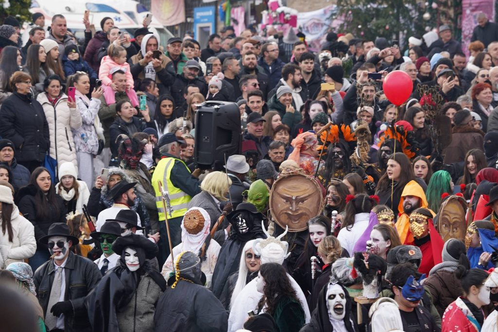 ФОТО ГАЛЕРИЈА: Мицкоски во Вевчани, „каде што традицијата не се раскажува, туку се живее!“