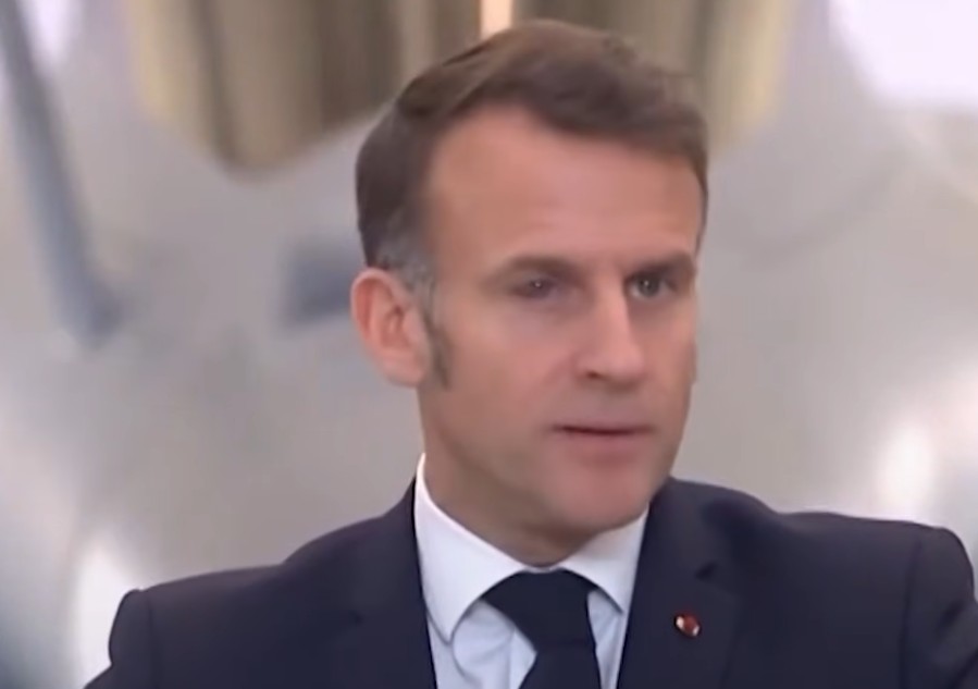 МАКРОН СО КРВАВО ОКО: Претседателот на Франција се појави на церемонија во стратешката воздухопловна база Истрес со крваво десно око