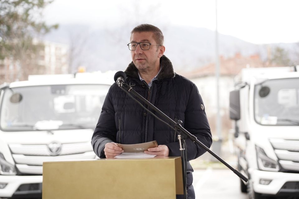 МИЦКОСКИ: Со испораката на возила и опрема за справување со цврстиот отпад правиме исчекор кон почиста животна средина