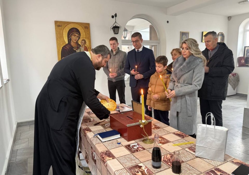 СЕМЕЈСТВОТО МИЦКОСКИ В ЦРКВА: Среќен именден и роденден синко, напомош нека е денешниот празник Св. Антониј Велики