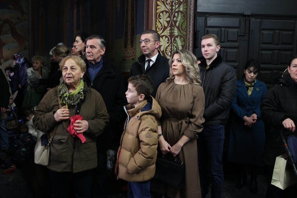 Семејството на премиерот Мицкоски на литургија за Божик во Соборниот храм во Скопје