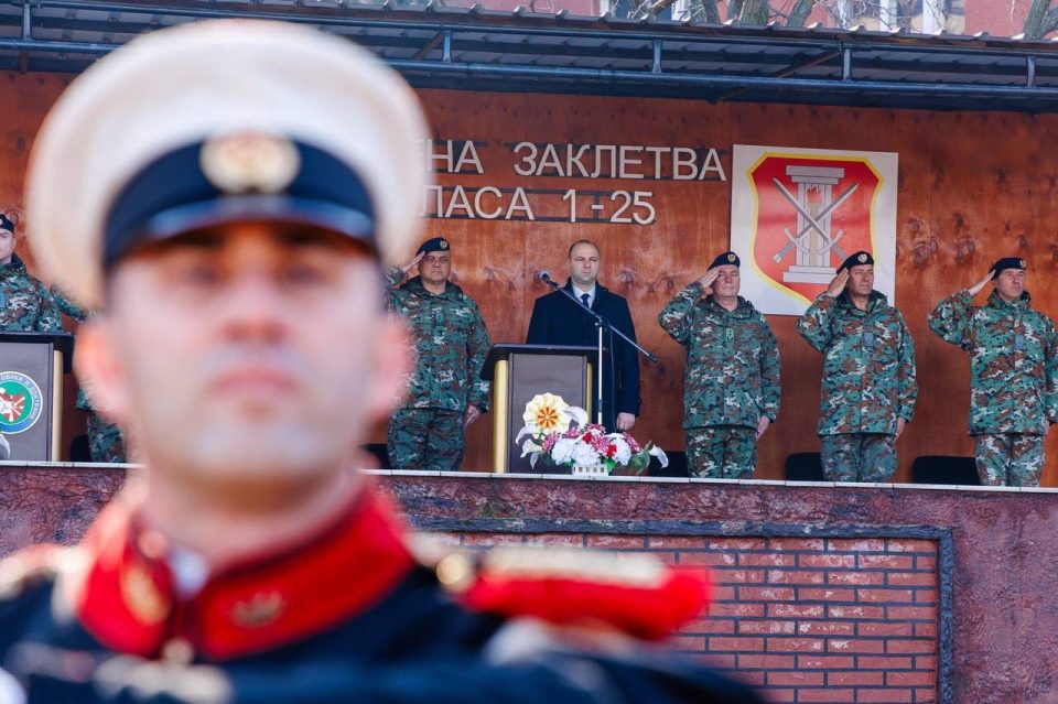 МИСАЈЛОВСКИ: Заклетвата што ја дадоа 300 нови војници во Армијата е обврска за заштита на граѓаните и татковината Македонија