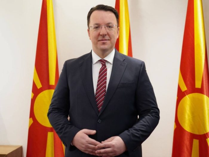НИКОЛОСКИ: Покажеме дека може да се чува македонското национално единство и интереси без да виткаме кичма пред било кого