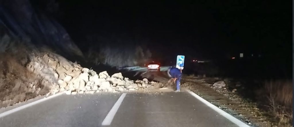 Одрон од карпа на патот Скопје-Велес