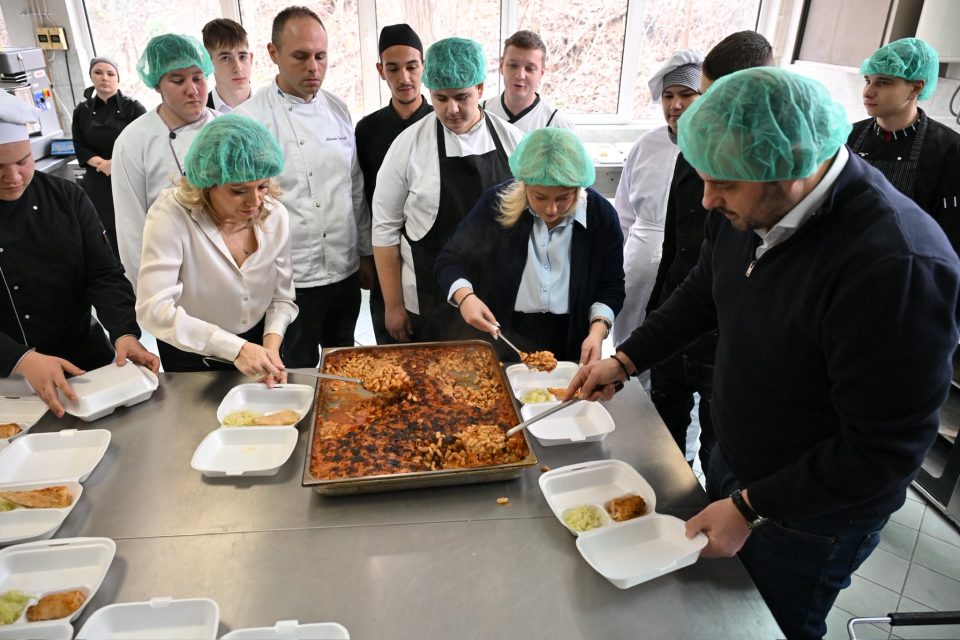 ВО ПРЕСРЕТ НА БОЖИК: Ѓорѓиевски со сопругата и со Рози Мицкоска подготвија 250 топли оброци за бездомните лица