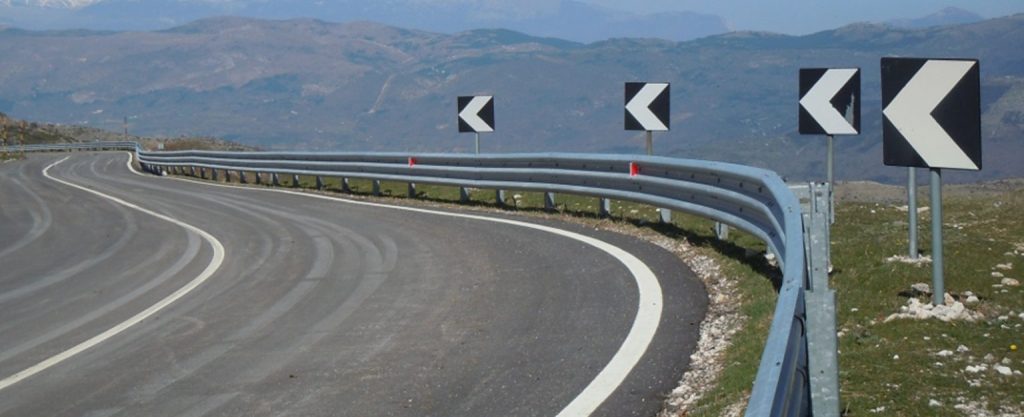 Сообраќајот низ државните патишта се одвива во зимски услови, сите патни правци се проодни