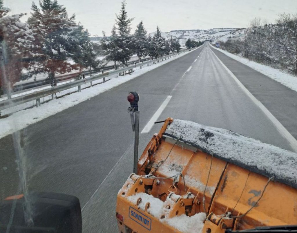 Сообраќајот во зимски услови, сите државни патишта се проодни и безбедни
