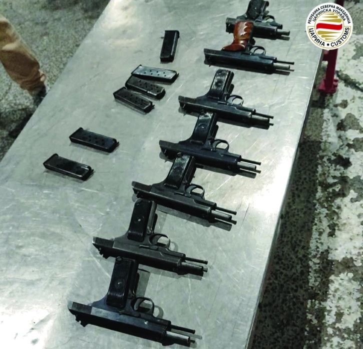 СО 9 ПИШТОЛИ ПРЕКУ ГРАНИЦА: Притворен македонски државјанин кој е фатен на Богородица со нелегален транспорт на оружје