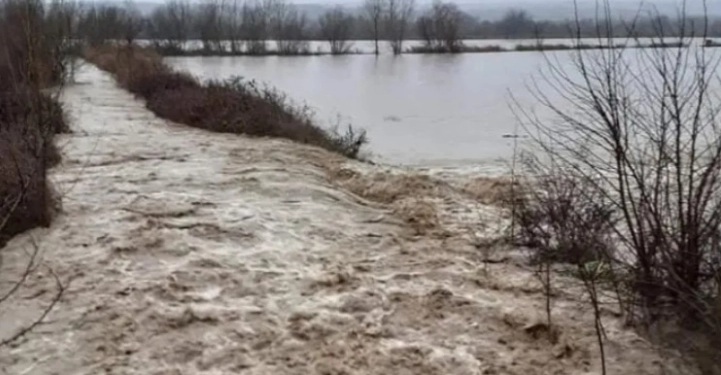 ЦУК: Обилните врнежи од дожд предизвикаа одрони на патиштата, свлечишта и локални поплави во повеќе региони низ Македонија