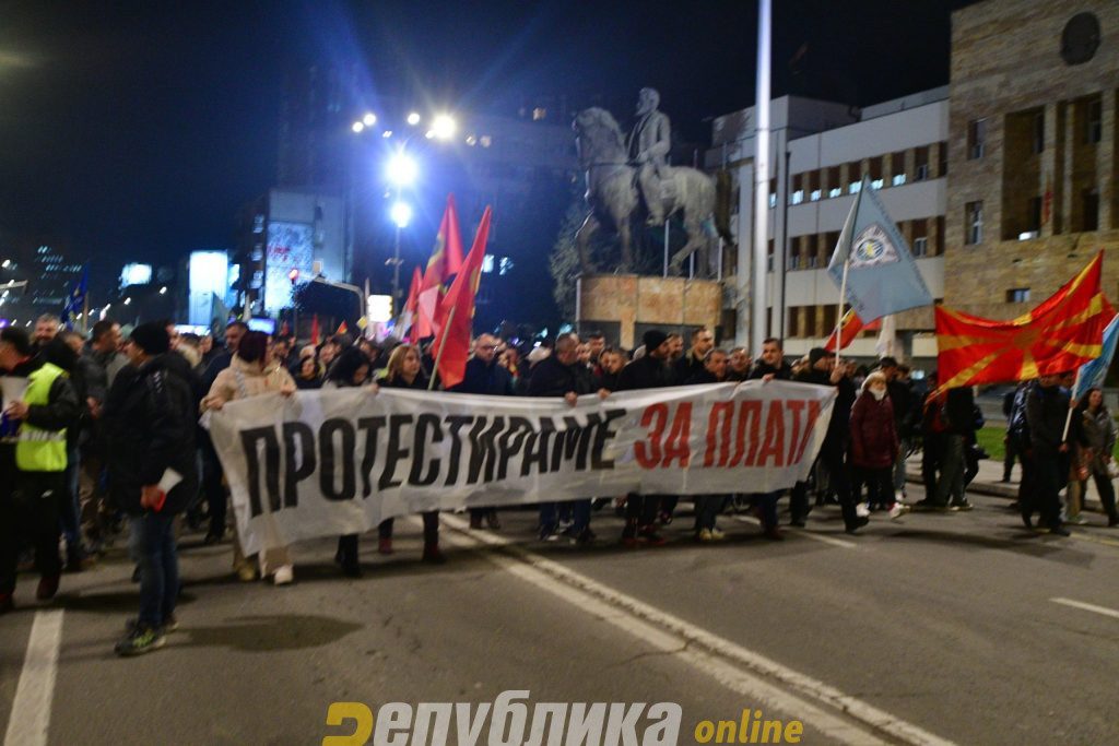Бараме поголеми плати – порачаа работниците на протестот на ССМ