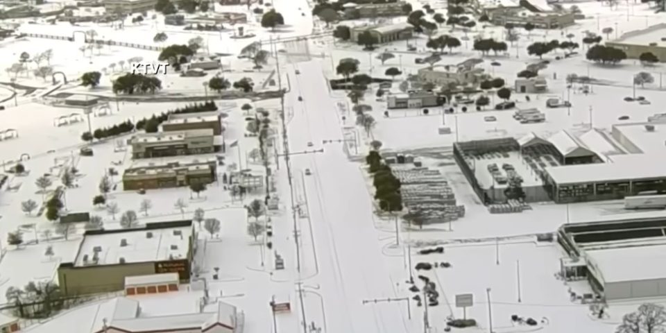 СНЕЖНА БУРА ВО САД: Загинаа 7 лица, без струја многу домови, затворени училишта, патишта и откажани се летови од Тексас до Нова Англија