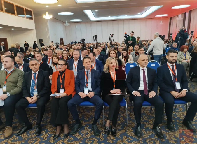 ФИЛИПЧЕ: СДСМ нуди економски патриотизам со високи плати и пензии, засолниште од ова лудило, а тие ја гледаат Македонија како плен