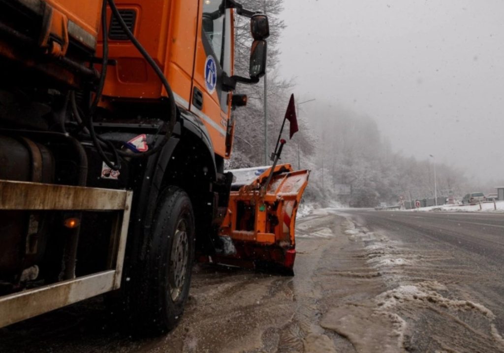 Поради врнежите од снег се препорачува внимателно возење, сите патишта се проодни и безбедни за сообраќај