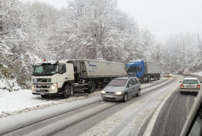 ПОРАДИ ВРНЕЖИТЕ ОД СНЕГ: Од 14:10 часот е воведена забрана за сообраќај за тешки товарни возила на патот Маврово-Дебар во двата правци
