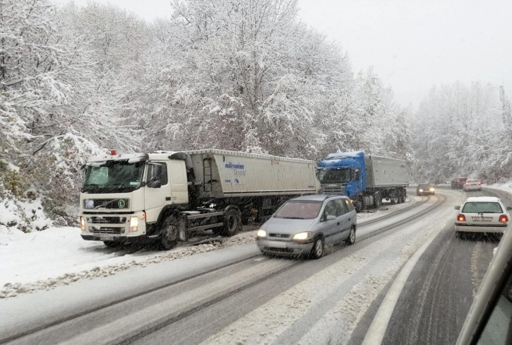 ПОРАДИ ВРНЕЖИТЕ ОД СНЕГ: Од 14:10 ч воведена забрана за сообраќај за тешки товарни возила на патот Маврово-Дебар во двата правци