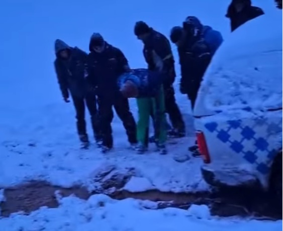 СПАСУВАЧКА АКЦИЈА НА МВР: Со моторни санки во Лазарополе спасени двајца заглавени работници на мобилниот опретаор А1