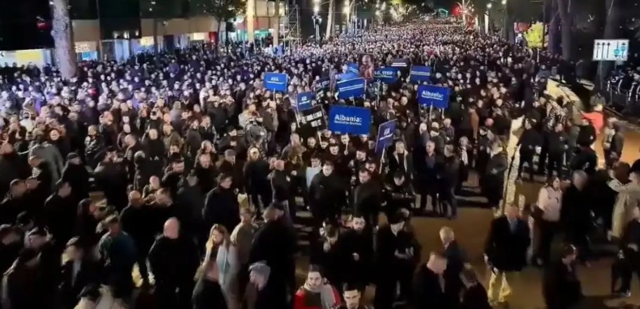 ВИДЕО: Инциденти пред Владата во Тирана на протестите, Бериша порача дека се на километар до триумф