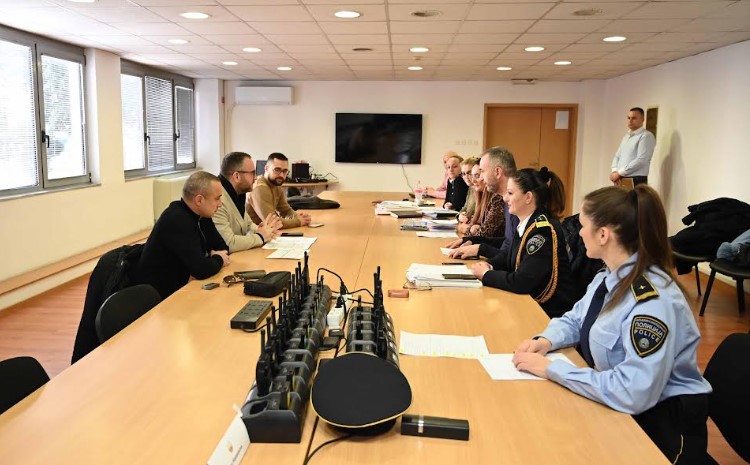 БЕЗБЕДНА НОВОГОДИШНА НОЌ И ПОЗИТИВНИ РЕЗУЛТАТИ ОД „СЕЈФ СИТИ“: Тошковски во работна посета на полициските служби