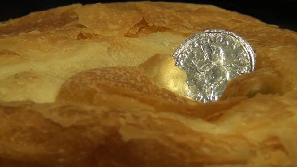 ЛЕПЧЕ СО ПАРИЧКА: На денот на св. Василиј, 1-ви јануари, месиме василопита и внатре ставаме златник, во спомен на чудото во Кесарија