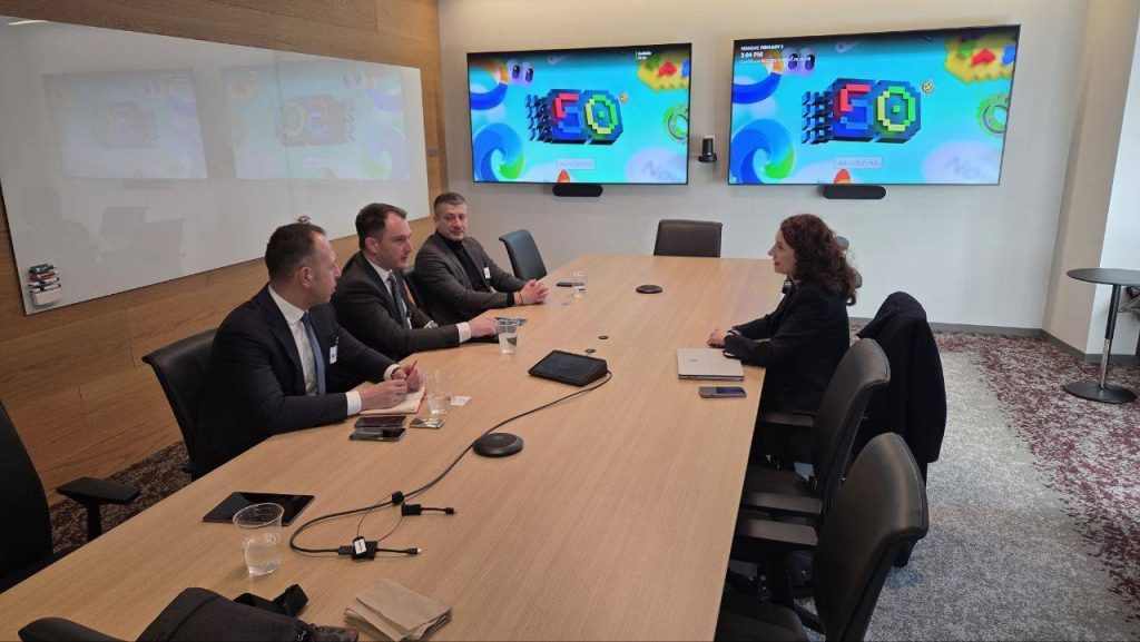 АНДОНОВСКИ, ЈАНУШЕВ И ПЕРИНСКИ ВО САД: Средба со генералниот менаџер за сајбер-безбедносни услуги во Мајкрософт