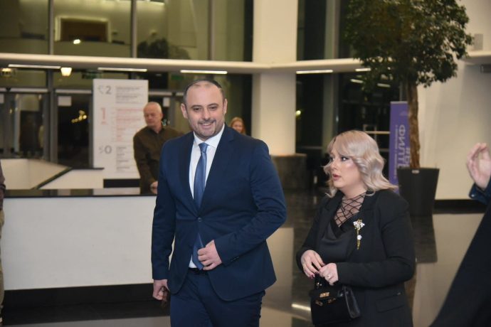 СДС СЕ ИЗРЕЗИЛИ СО ЛАГИ ЗА 33.000 ДОЛАРИ: Чантата на сопругата на градоначалникот Ѓорѓиевски чини 944 денари, не 33.000 долари!