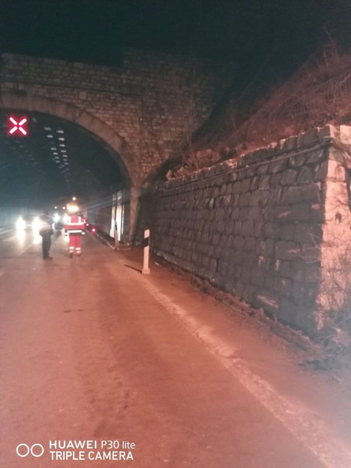 (ФОТО) НОРМАЛИЗИРАН СООБРАЌАЈ: Одронот во тунелот Бадар на патот Скопје-Велес исчистен, непотребно крената паника
