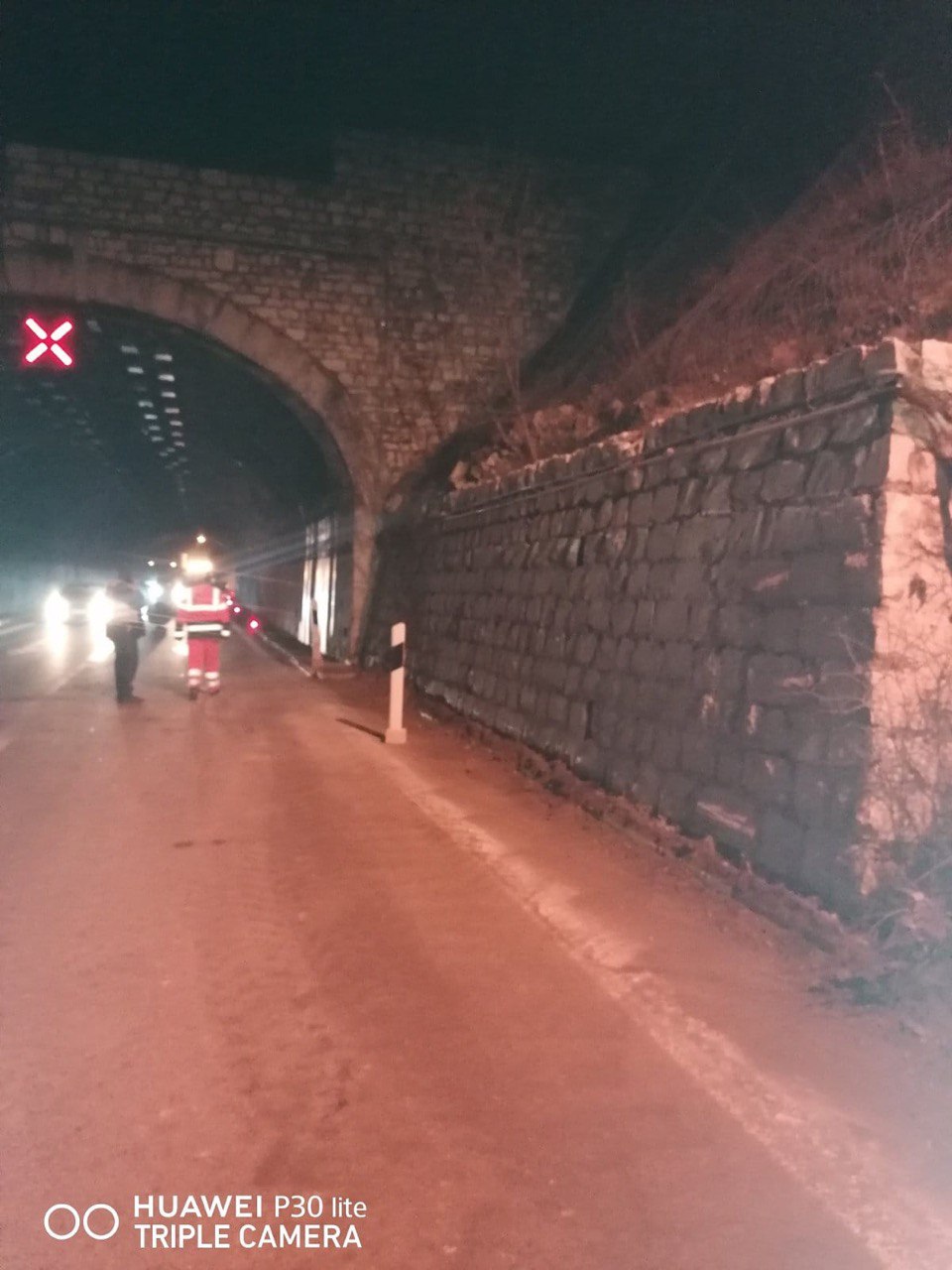 (ФОТО) НОРМАЛИЗИРАН СООБРАЌАЈ: Одронот во тунелот Бадар на патот Скопје-Велес исчистен, непотребно крената паника