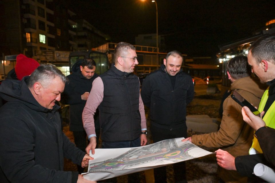 ПРЕМИЕРОТ И ГРАДОНАЧАЛНИКОТ НА ТЕРЕН: Градежните машини на изградбата на булеварот Македонија работат и под рефлектори